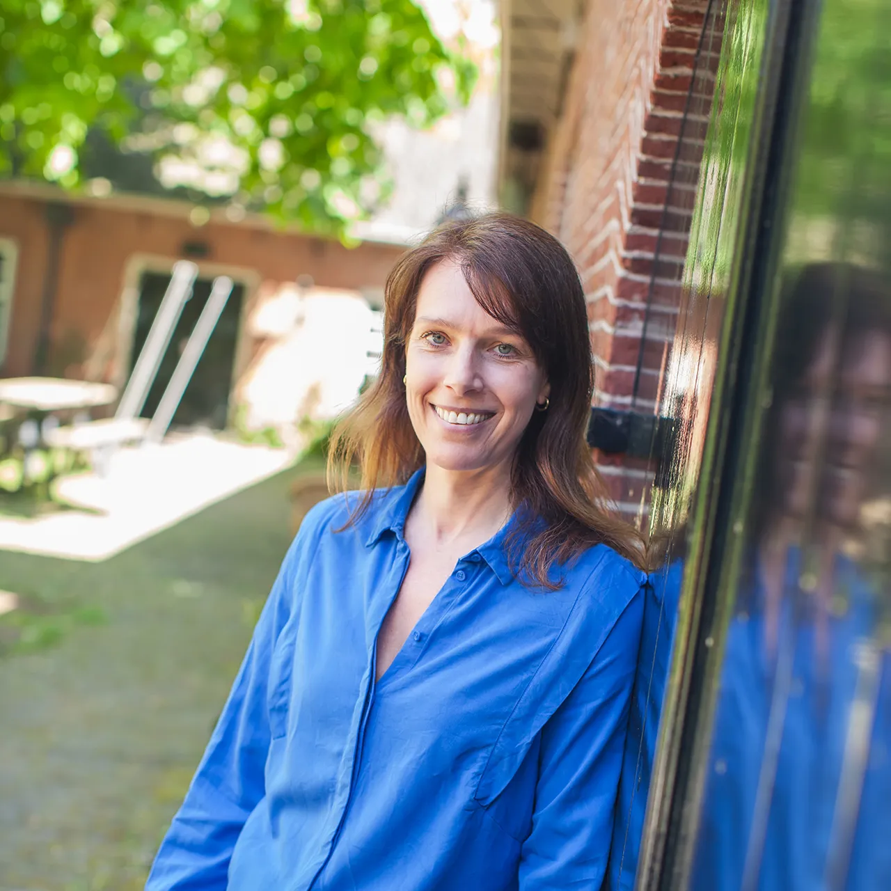 Portret Eve Postma van Salvius leunend tegen deur