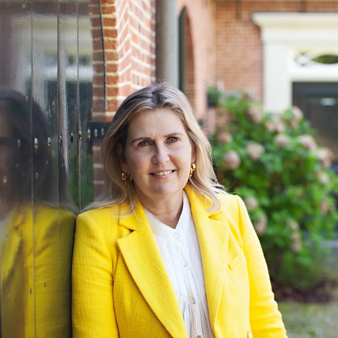 Lonneke Mars portret op binnenplaats Salvius Legal